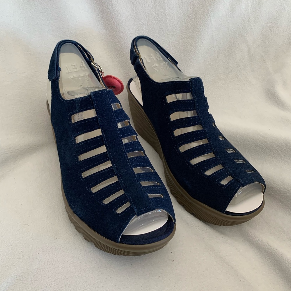 NWT Sketchers Parallel Trapezoid Wedge Size 9